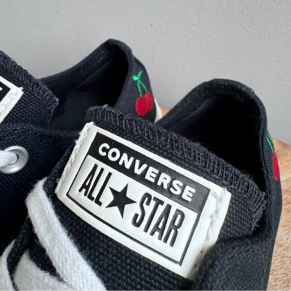 Converse Wmns size 7.5 Chuck Taylor All Star Lift Platform Low 'Cherries' Black - Picture 8 of 10